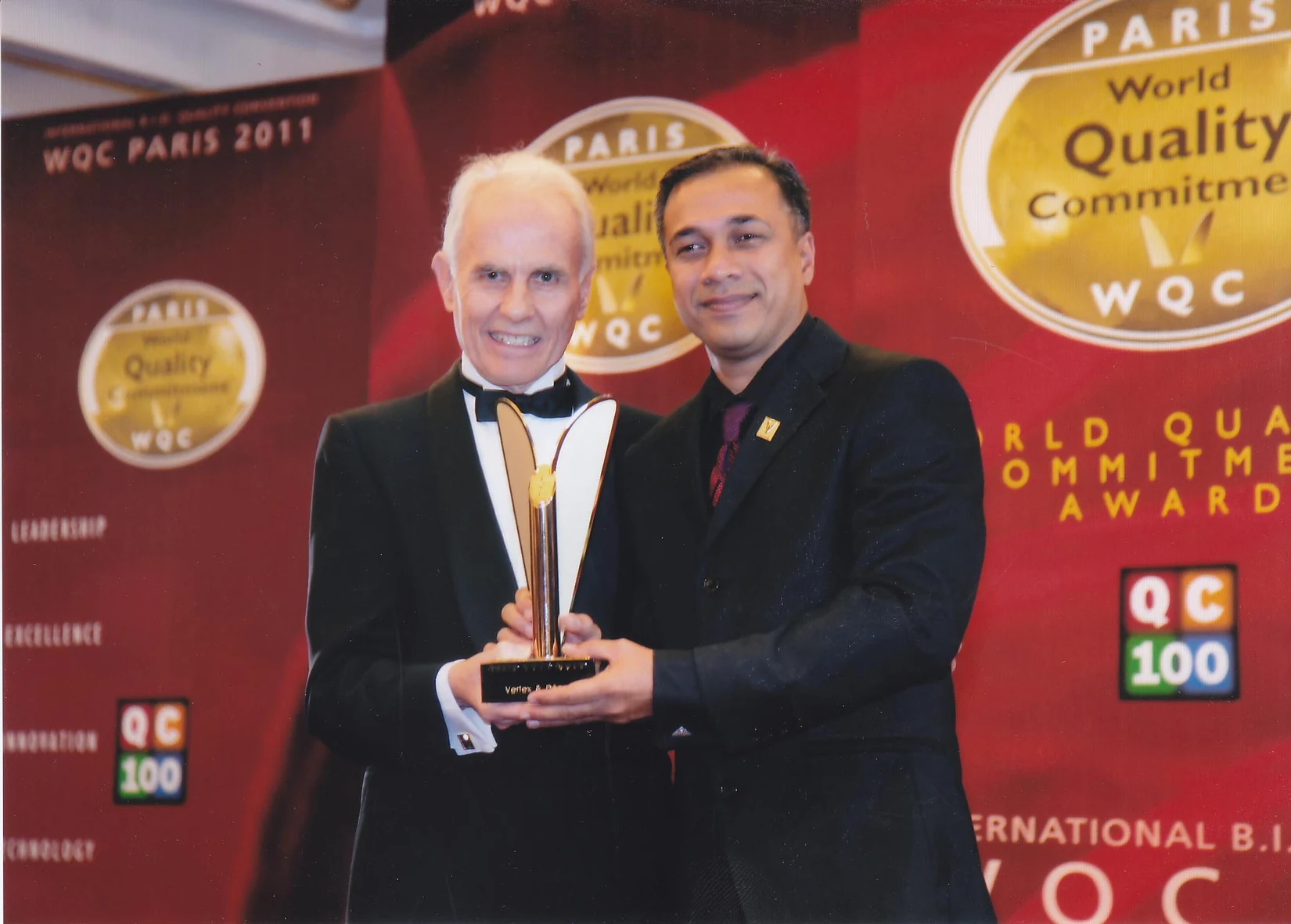 Vertex and Décor representative accepting the QC100 Star Gold award